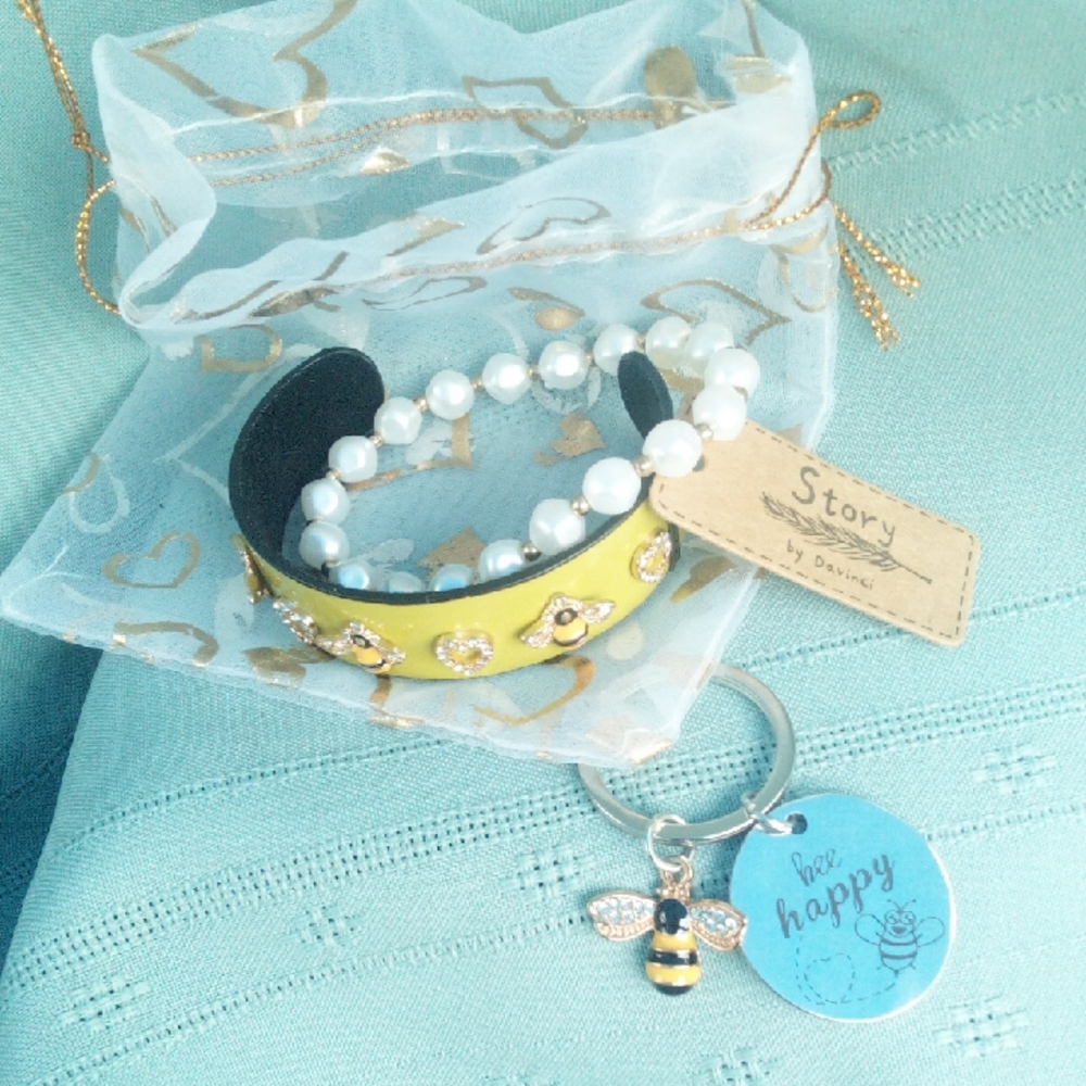 Yellow Bee Bracelet Faux Pearl Bracelet and Keychain Set - Picture 5 of 7